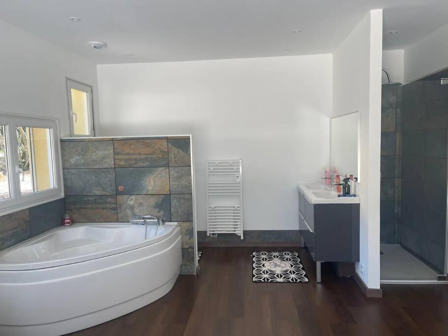 Brand New Villa With Fully Intergrated Air Conditioning & Private Pool, Overlooking Forest Sardan Kültér fotó